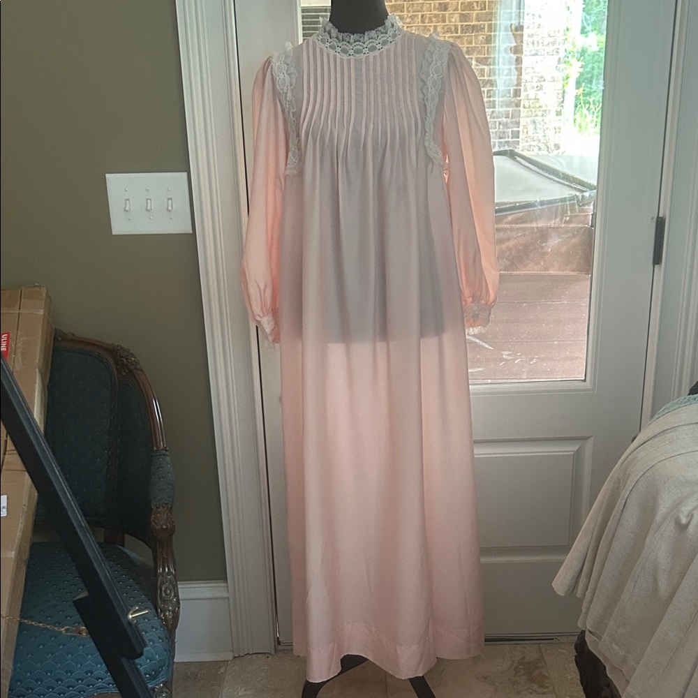 Vintage Character Sz M Union Made Lace-Trimmed Nightgown Pink GVC